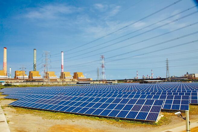 政府应加速发展多元绿电，并推动台电及中油将价值链碳中和目标纳入，共同承担台湾净零排放的责任。图／本报资料照片