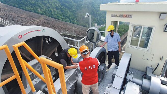 南水局盤點整備各項防汛資材。圖／南水局提供