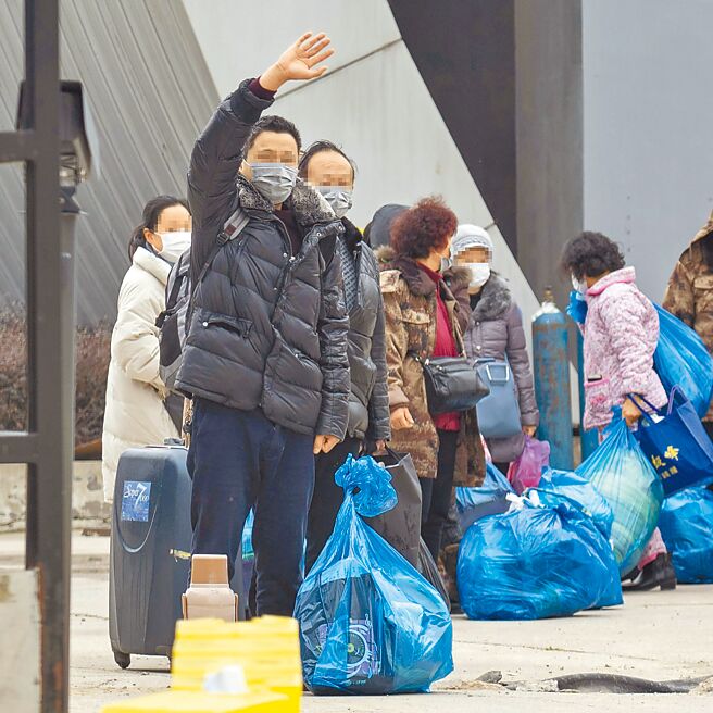 大陆团队发表最新研究，追踪1119位新冠患者出院后的健康变化，即使在感染2年后，有55％康復者出现疲劳、睡眠困难与心悸等后遗症。图为2020年3月，武汉一间方舱医院新冠治癒患者出院后挥手致意。（新华社）