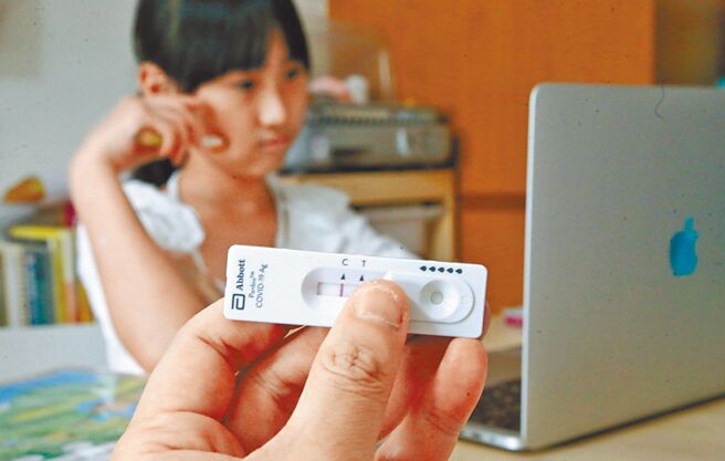 快篩陽視同確診新制上路，需透過視訊由診療醫師協助評估確認，再以健保卡上傳陽性結果或是法傳系統通報，但不少民眾抱怨掛號困難遑論與醫師視訊。（杜宜諳攝）