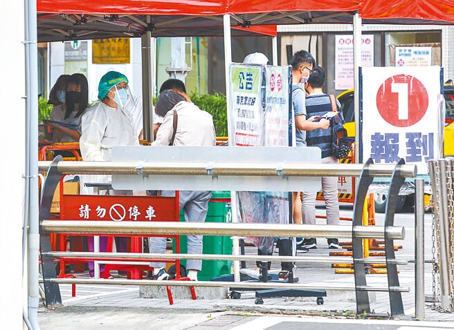 北市提供22处防疫急门诊供快筛阳性民眾看诊，每周量能约5万5030人次。图为位于忠孝院区的防疫门诊，医护人员为报到民眾确认身分。（粘耿豪摄）