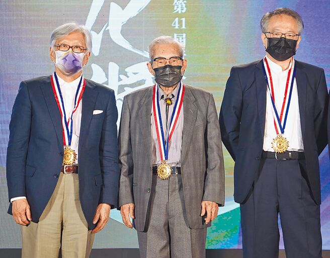 图为第41届行政院文化奖得主诗人李敏勇（左起）、工艺家王清霜及指挥家吕绍嘉。其中101岁的王清霜与艺术家顏水龙种下工艺的种子，对台湾工艺影响甚深。（姚志平摄）