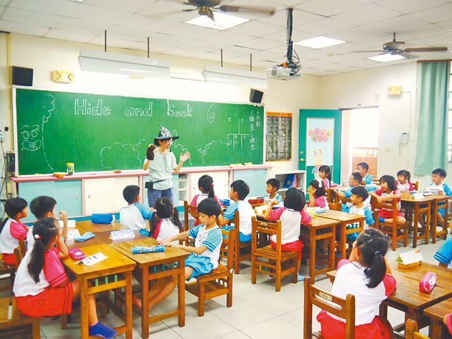 教育部今天公布最新統計，確診學生單日新增9561例，各級學校累計9萬1509名學生染疫。（本報資料照片）