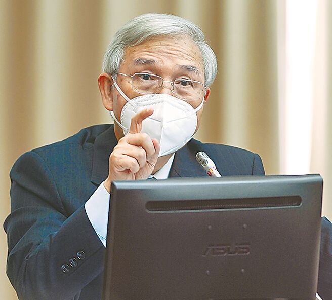 中央銀行總裁楊金龍12日赴立法院專題報告，他表示台灣到目前經濟表現還不錯，但下半年有可能會受到俄烏戰爭、美國升息等影響。（季志翔攝）