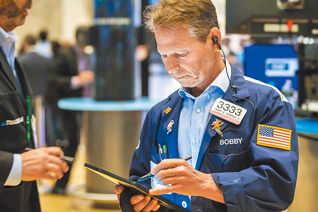 紐約股市三大股指11日下跌，交易員在美國紐約證券交易所工作。 （新華社）