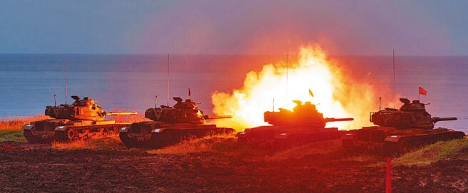 陆军澎湖防卫指挥部12日清晨5点实施镇疆操演实弹射击，炮声隆隆引发民眾恐慌，还以为打仗了。（澎防部提供／张茂雄澎湖传真）