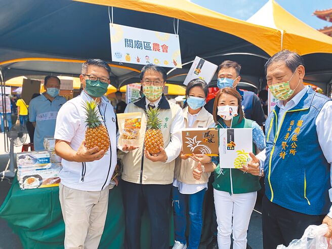 台南市长黄伟哲（左二）积极拚连任，面对疫情仍是行程满檔，宣传农特产不遗余力。（本报资料照片）