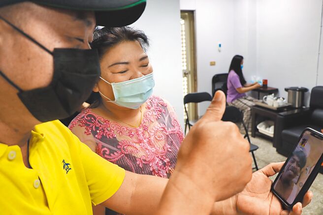 船东陈文省（左一）响应政策，在船上加装卫星WiFi，但他也称，希望政府能有补助。（谢佳潾摄）