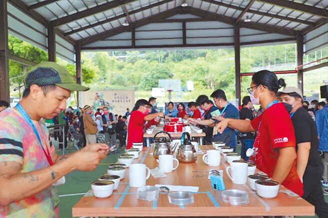 阿里山庄园咖啡精英交流赛媒合会昨天在阿里山乡乐野文化聚会所举办。（张亦惠摄）