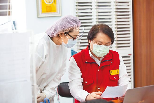 基隆市長林右昌前往仁愛區公所、仁愛區衛生所，為第一線工作人員加油打氣。（基隆市政府提供／陳彩玲基隆傳真）