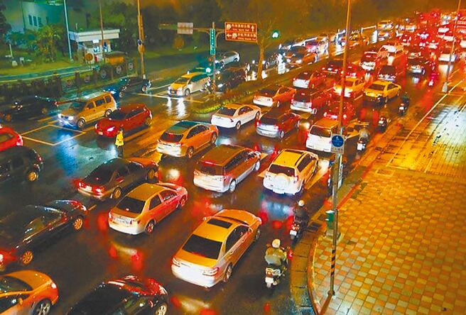台北市交通繁忙，上下班尖峰时段壅塞难耐，是许多用路人心中的痛。（本报资料照片）