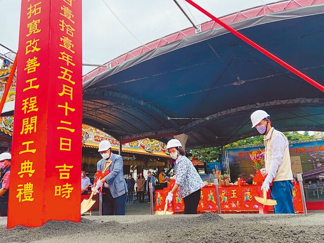 宜兰县长林姿妙12日与壮围乡长沈清山、立法委员陈欧珀等地方代表一同持金铲动土，正式启用动土仪式，祈求顺利完工。（吴佩蓉摄）