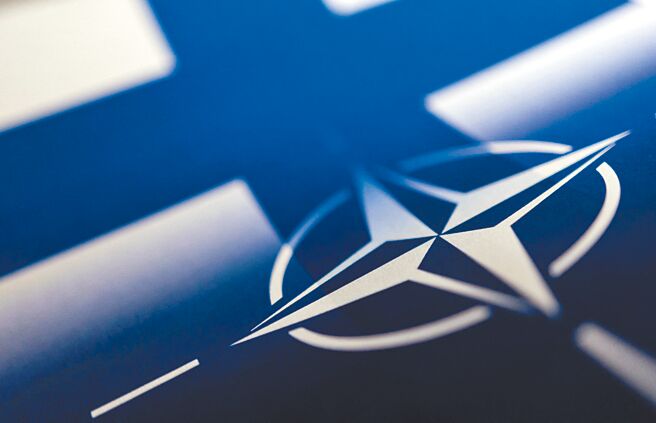 芬蘭總統尼尼斯托與總理馬林12日發表聲明指出，芬蘭申請加入北約組織刻不容緩。圖為芬蘭國旗和北約組織旗。（路透）