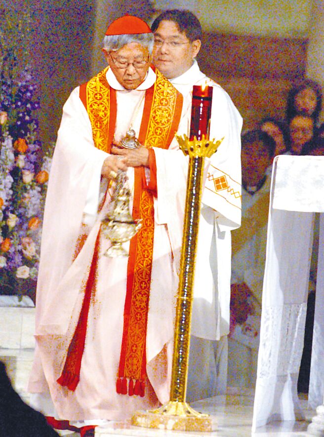 高齡90歲的榮休樞機主教陳日君被指控涉嫌違反《香港國安法》，11日遭港警逮捕，盡管當日深夜獲准保釋，仍引發羅馬教廷發聲明關注。圖為2006年陳日君在梵蒂岡接受擢升樞機。（中新社）