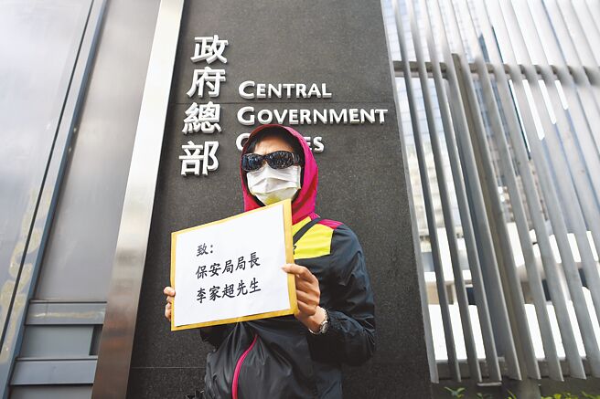 在台湾涉犯港女命案的港人陈同佳，至今仍未来台投案。死者母亲向特首林郑月娥发公开信，盼林郑在离任前「做一件好事」尽快将陈嫌送审。图为潘母过去陈情画面。（中新社）