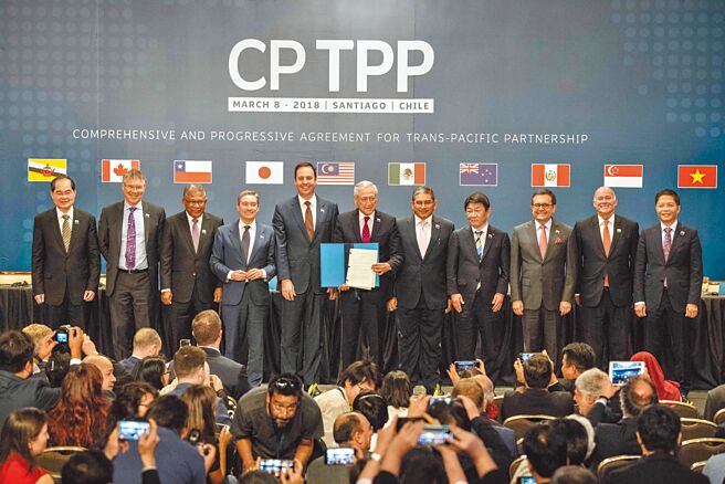 大陸商務部副部長王受文稱，10年來中國對外簽署自由貿易協定數量，由10個增加到19個，成長近1倍，還將積極加入《跨太平洋夥伴全面進步協定》（CPTPP）。圖為2018年11個國家在智利簽署CPTPP。（新華社）