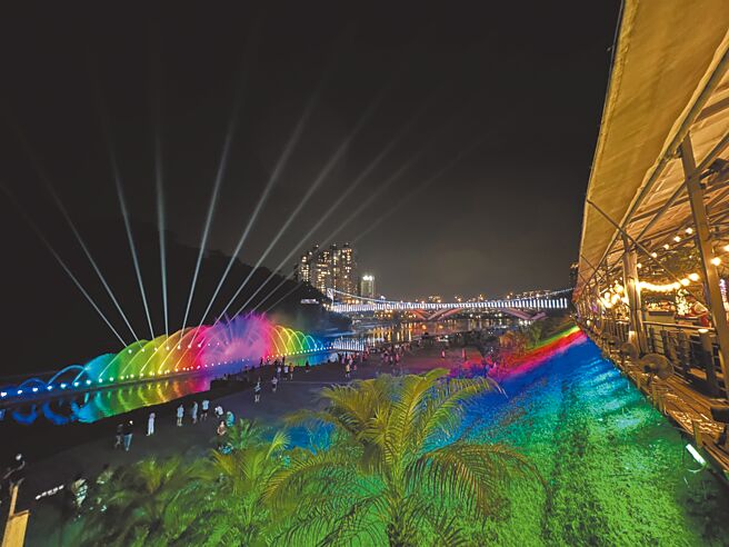 碧潭水舞搭配碧潭吊桥光雕，以及极光草皮打造出的的视觉盛宴，让碧潭的夜晚变美了。（新北市观旅局提供／陈慰慈新北传真）