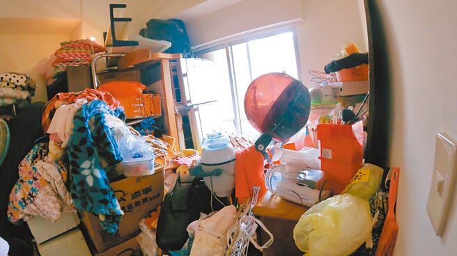 永和秀朗青年社宅某位承租人危害社区消防安全、环境清洁，且屡劝不听，新北住都中心已强制退租，要求对方搬迁。（新北住都中心提供／陈慰慈新北传真）