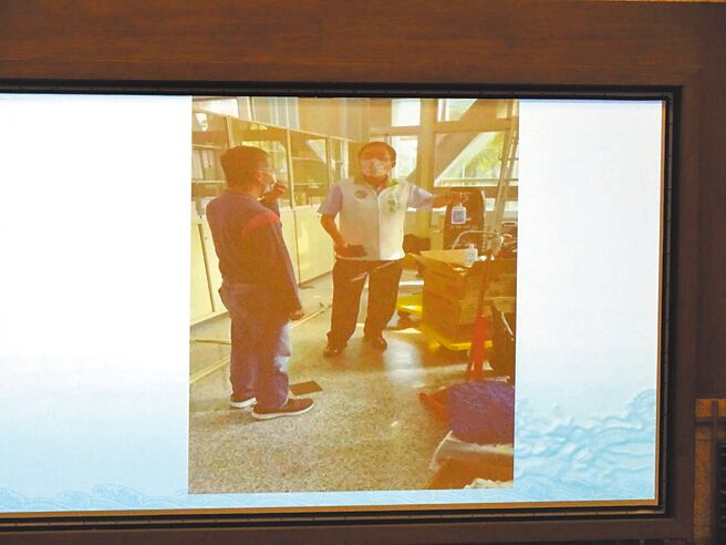 高雄巿议员黄明太12日在议会PO出搜证影片，质疑公所人员行政不中立。（曹明正摄）