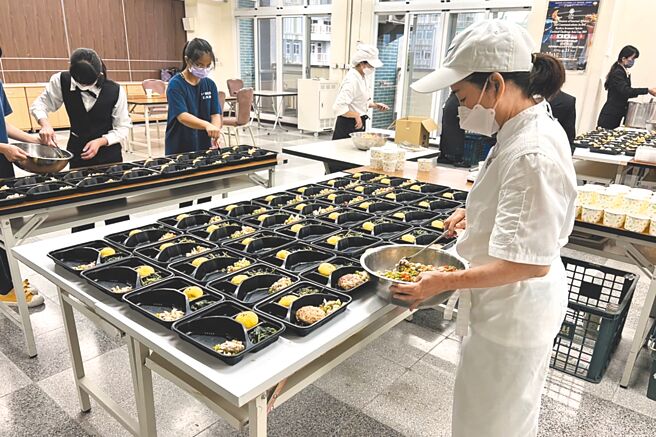 有別往年以辦桌形式，台東專科學校餐旅管理科今年畢業成果展結合社區關懷，學生製作餐食分送給部落文化健康站長輩。（蔡旻妤攝）