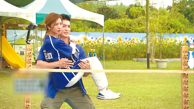 王家梁（后）在《飢饿游戏》公主抱蔡黄汝。（中视提供）