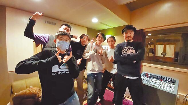 王爷斯禹（右）与帕崎拉开心合照。（新视纪整合行销提供）