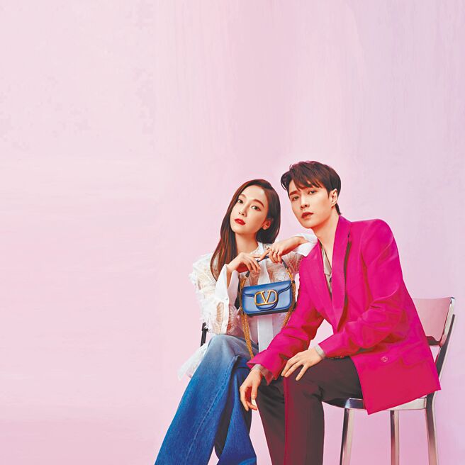 Valentino请来郑秀妍（左）和张艺兴共同演绎520网路情人节。（Valentino提供）