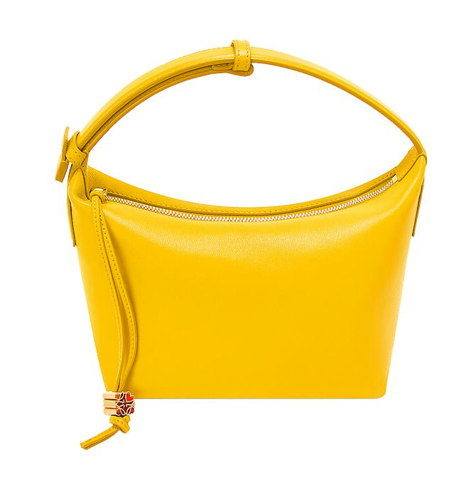 Loewe Cubi 520柠檬黄纳帕小牛皮提包，5万5000元。（Loewe提供）