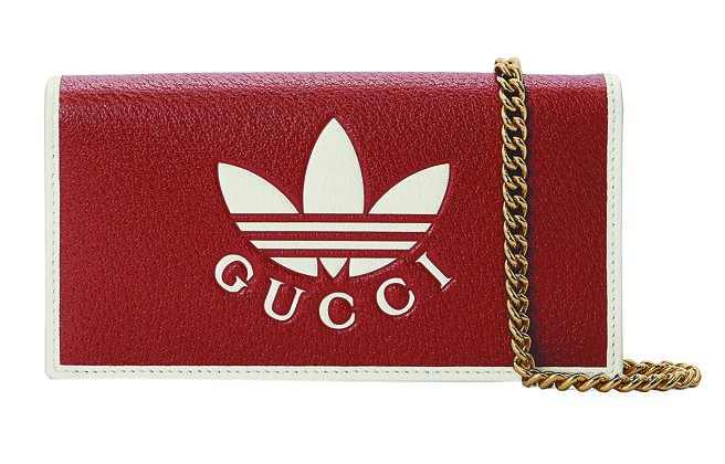 adidas x Gucci红色手拿肩背包，3万9100元。Gucci提供）