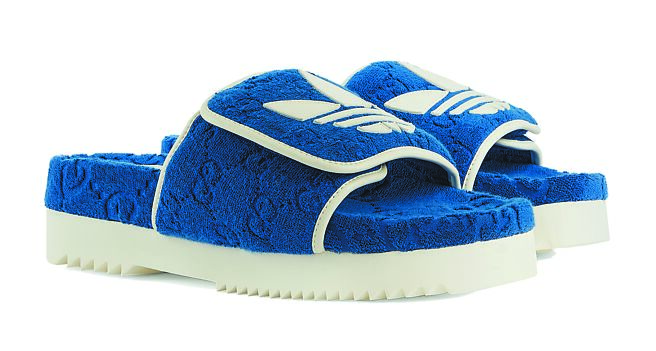 adidas x Gucci蓝色拖鞋，2万2300元。（Gucci提供）