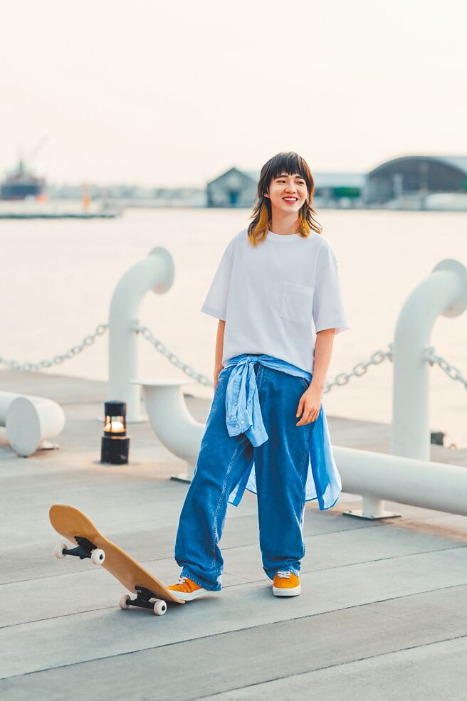 一向爱宽松服装的持修，坦言有机会想挑战合身、露肩穿搭。（UNIQLO提供）