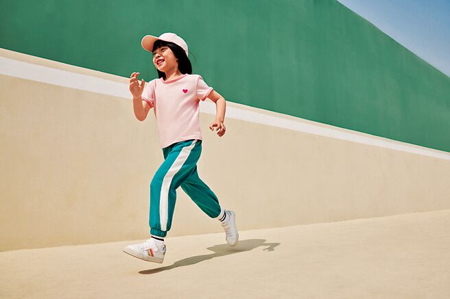 H&M推专为孩子设计的COOLMAX凉感系列，夏季跑跳也能快速排汗。（H&M提供）