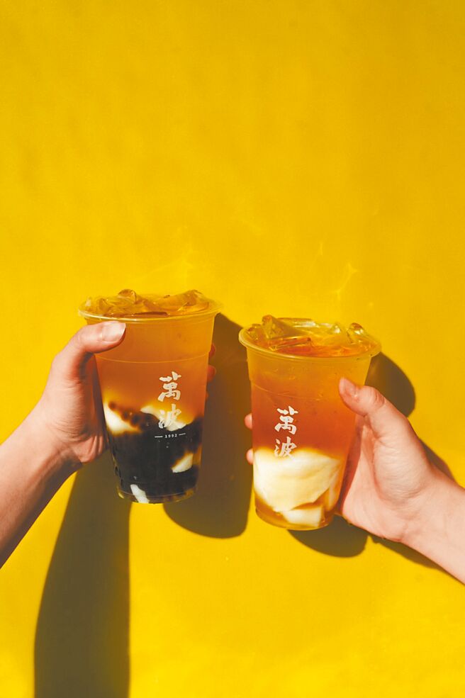 萬波除了讓「杏花雨露」（左）回歸，也新推「珍杏七水仔」（右）。（萬波提供）