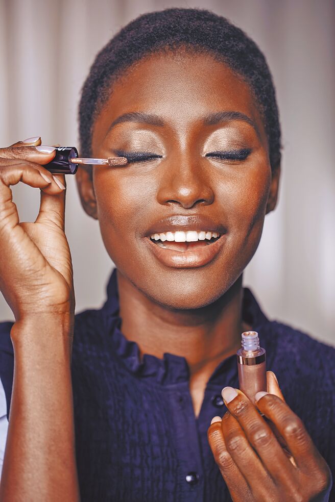 Sisley全新推出的植物光感眼影精露，富涵多种神奇魅力，让你的口罩妆不失焦。（Sisley提供）