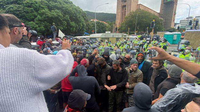 紐西蘭疫苗接種率高，但也有民眾抗議政府強迫民眾接種疫苗，不過這類抗議規模不大，人數也有限。（圖／路透）