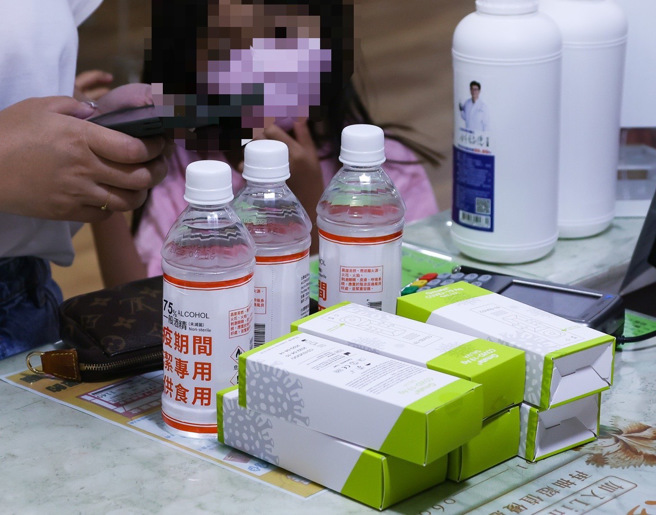 由于鼻咽快筛过程较为不适，不少民眾为了孩童抢购唾液快筛。（罗永铭摄）