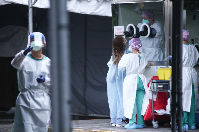 指揮中心公布13日本土確診新增6萬4972例，其中新北市新增2萬2483例本土個案。新北市長侯友宜表示，新北社區篩檢陽性率將近9成，顯示「快篩陽幾乎等於確診」，再次呼籲中央「不限對象快篩陽視同確診」。圖為民眾前往三重聯合醫院做PCR，一旁的醫護人員警示閒雜人等不要靠近現場。（資料照/羅永銘攝）