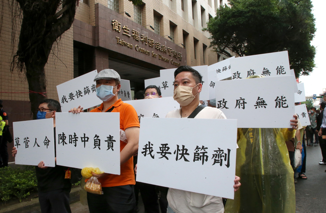 陈时中投书外媒「台湾成功控制疫情」的说法引起时事评论员朱学恒不满，图为近百名计程车司机昨（13日）包围防疫指挥中心抗议卫福部长陈时中。（本报资料赵/赵双杰摄）