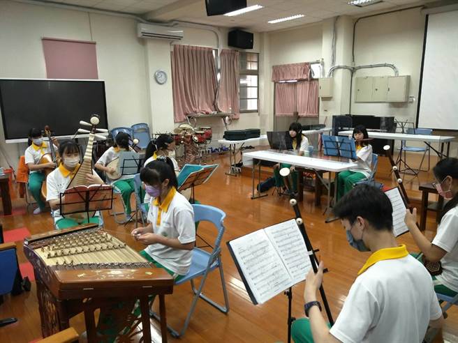 中平国中音乐班学子使用二手乐谱架，让团队练习更得心应手。（环保局提供／谢琼云台中传真）