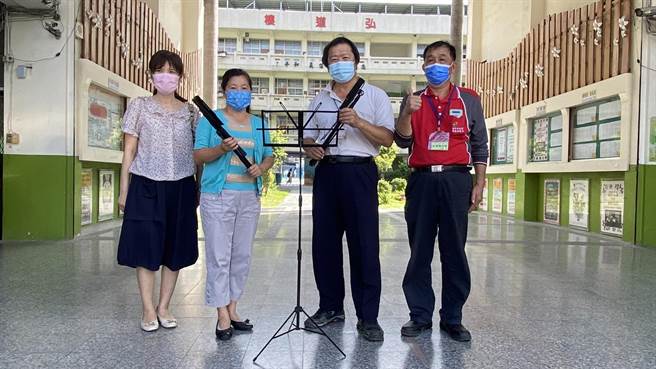 太平区清洁队将屯区艺文中心淘汰的乐谱架重新整理成二手乐谱架，其中20支赠送给中平国中。（环保局提供／谢琼云台中传真）