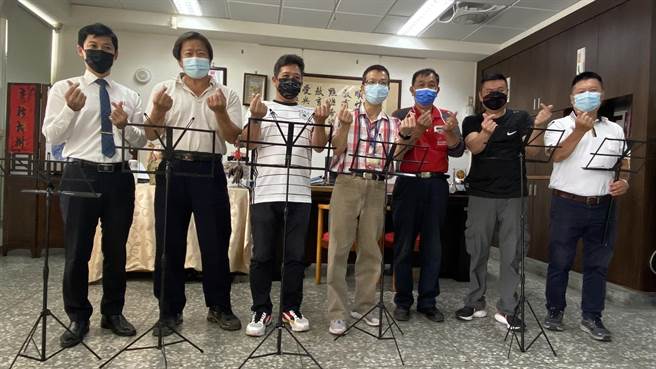 另外23支二手乐谱架转赠给太平国小音乐班。（环保局提供／谢琼云台中传真）