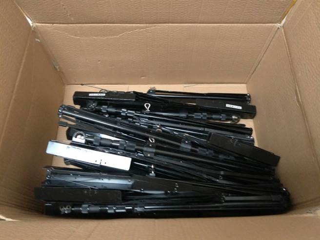 太平区清洁队将屯区艺文中心淘汰不要的乐谱架，重新整理过后成为二手乐谱架，共计43支全数转捐赠给在地音乐班，让废弃旧物重获新生。（环保局提供／谢琼云台中传真）