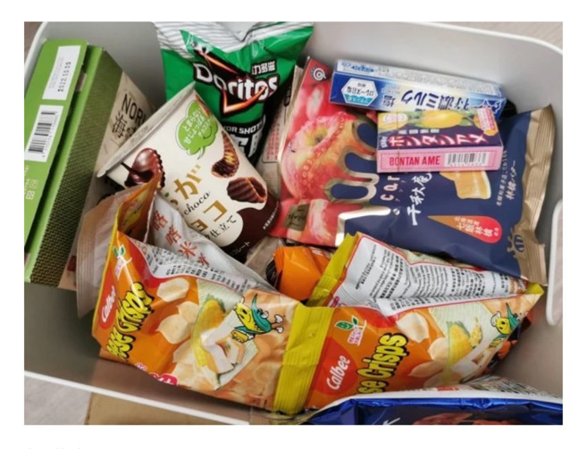 确诊居家照护，家人准备好一箱零食。（图／翻摄自Dcard）