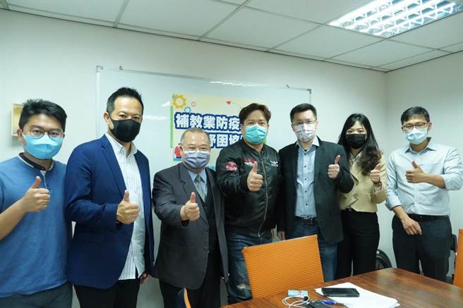 民眾黨立委邱臣遠昨昨偕同補教業者召開協調會，討論相關防疫及紓困具體措施。(邱臣遠立院辦公室提供)
