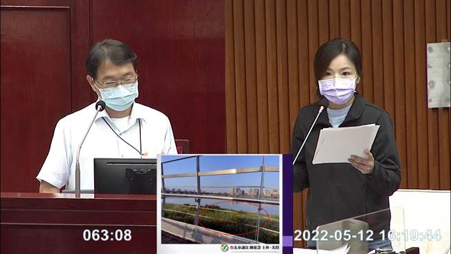 台北市议员陈慈慧（右）指出，社子国小前跨堤陆桥栏杆锈蚀严重，恐怕让安全风险上升，北市府新工处长林昆虎（左）回应，年底会完成修缮。（台北市议会提供／陈敬哲台北传真）