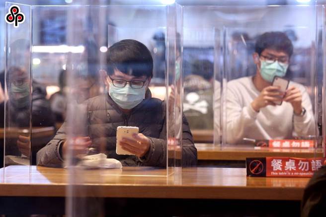 2020年疫情爆发时，台科大在餐厅用餐区加设透明隔板并推广「餐桌勿语」，降低飞沫传染风险。（本报资料照）