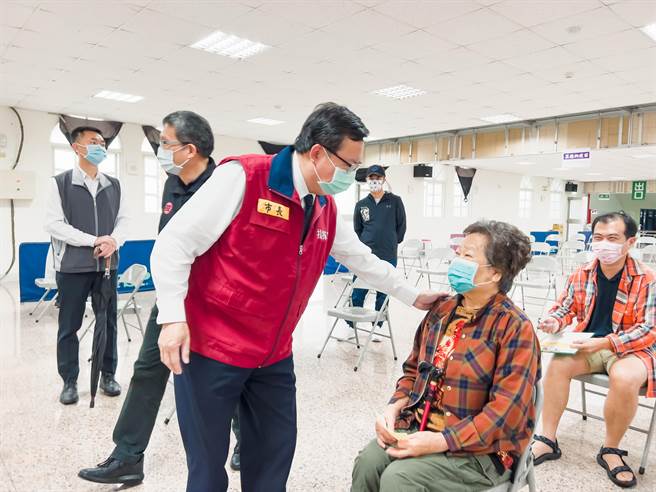桃園市長鄭文燦14日前往三元忠義市民活動中心視察疫苗接種站。（桃園市政府提供／陳夢茹桃園傳真）