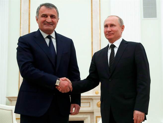 南奥赛提亚（South-Ossetia）领导人比比洛夫（Anatoly Bibilov）与俄国总统普丁。（图片来源：法新社）