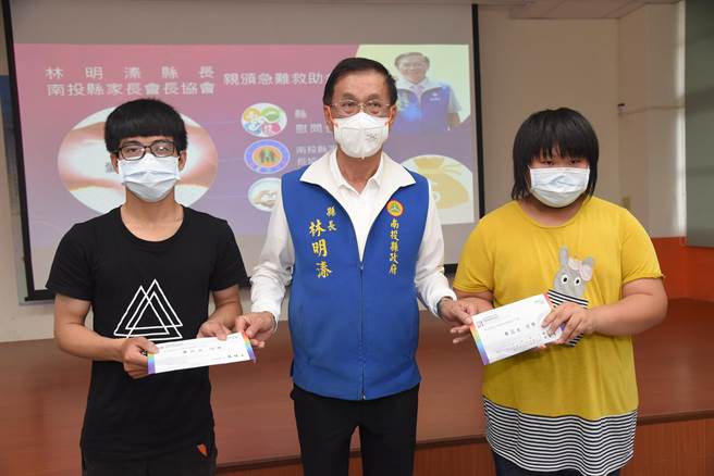 南投县草屯镇坪顶国小五年级廖姓学童，父母11日下午车祸重伤，南投县长林明溱14日也专程到草屯送10万救助金给廖生。（南投县政府提供）