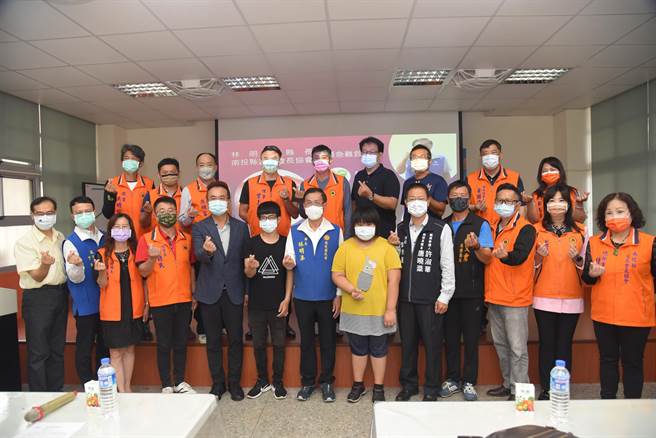 南投县长林明溱偕工业区厂商联合总会副理事长董正宗、南投县家长会长协会理事长许聪民及理监事等人到草屯镇坪顶国小为突遇家庭急难的廖生送慰问金。（南投县政府提供）